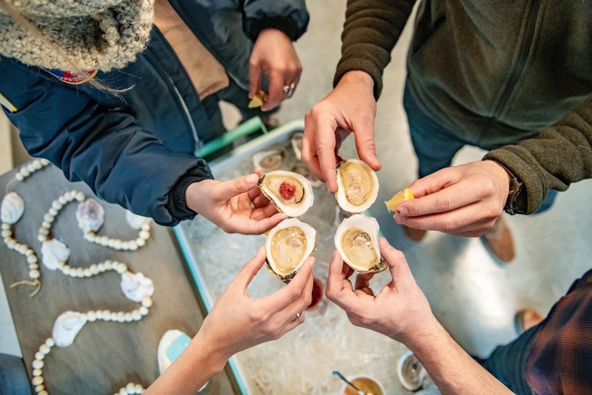 edible MAINE - Lady Shuckers Are in The Hús