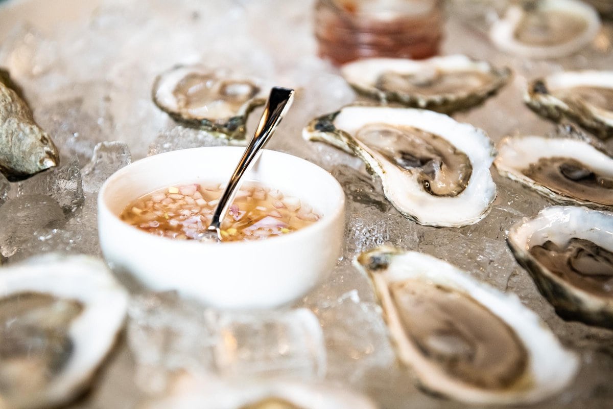 edible MAINE - Lady Shuckers Are in The Hús