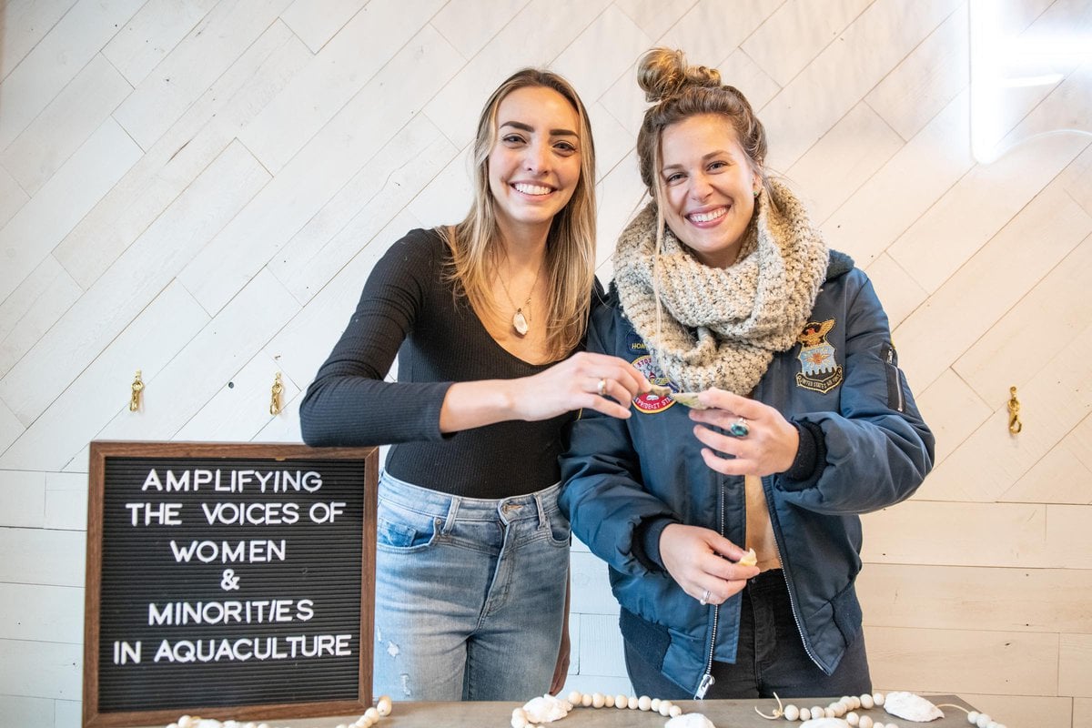edible MAINE - Lady Shuckers Are in The Hús